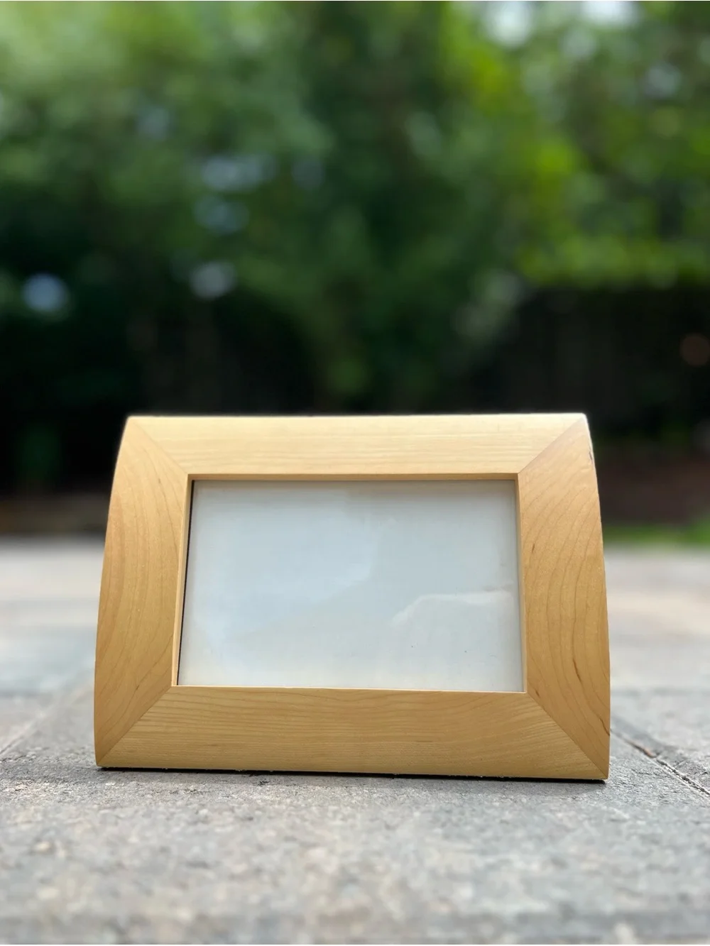 Crate & Barrel Curved Wood Photo Frame 4x6 Tabletop Wall Mount Light Maple Honey